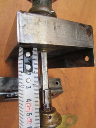 Cerradura antigua con pomo y maneta verdes.