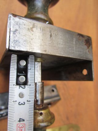 Cerradura antigua con pomo y maneta verdes.