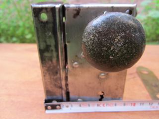 Cerradura antigua con pomo y maneta verdes.