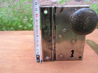 Cerradura antigua con pomo y maneta verdes.