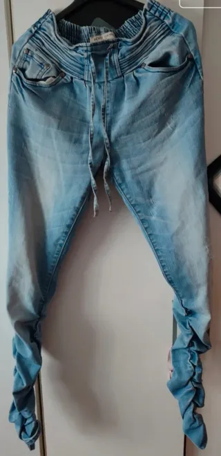 Pantalones vaqueros desgastados con cordón