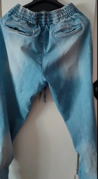 Pantalones vaqueros desgastados con cordón