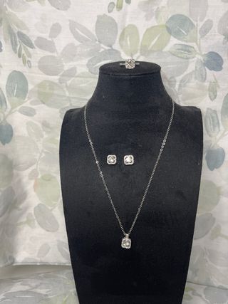 Conjunto Swarovski: Anillo, Collar y Pendientes