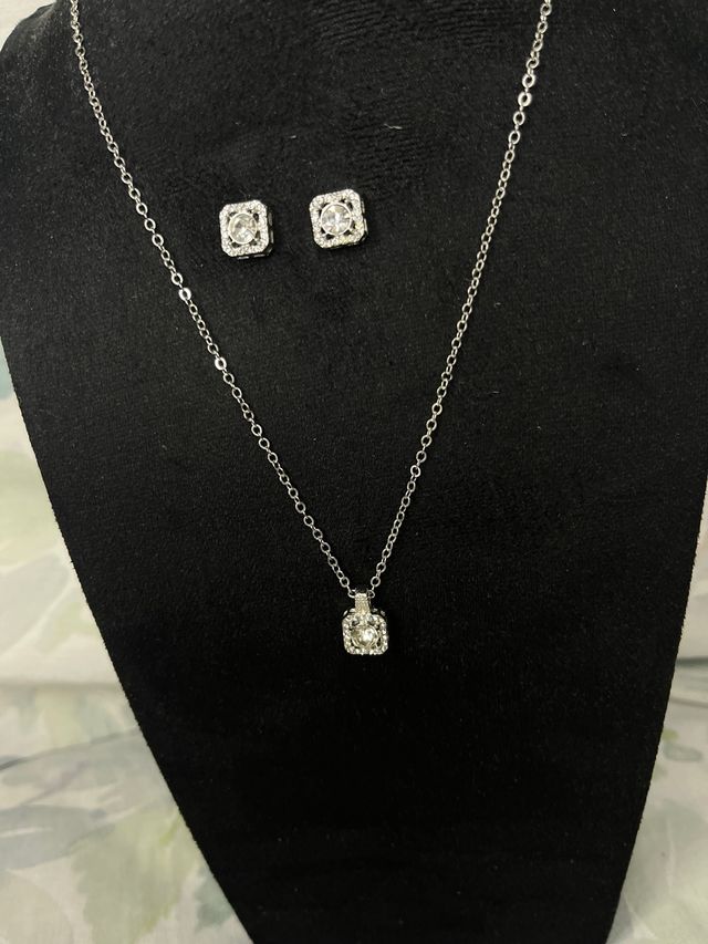 Conjunto Swarovski: Anillo, Collar y Pendientes