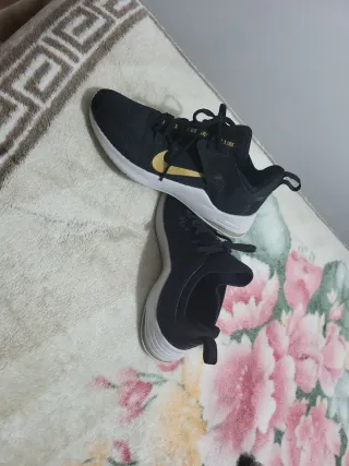 Zapatillas Nike Negras y Doradas