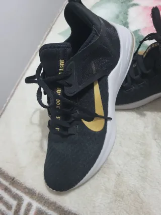 Zapatillas Nike Negras y Doradas