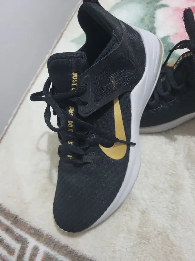 Zapatillas Nike Negras y Doradas