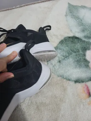 Zapatillas Nike Negras y Doradas