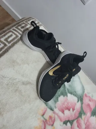 Zapatillas Nike Negras y Doradas