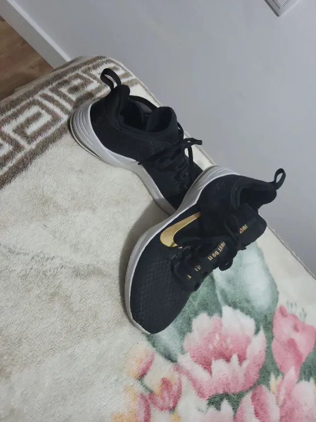 Zapatillas Nike Negras y Doradas