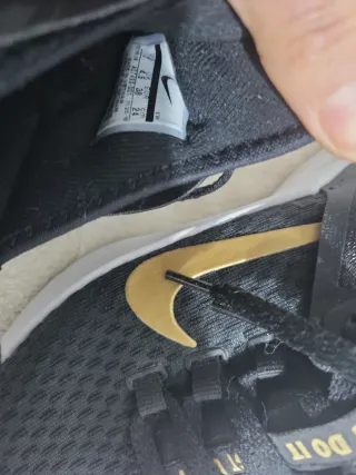 Zapatillas Nike Negras y Doradas