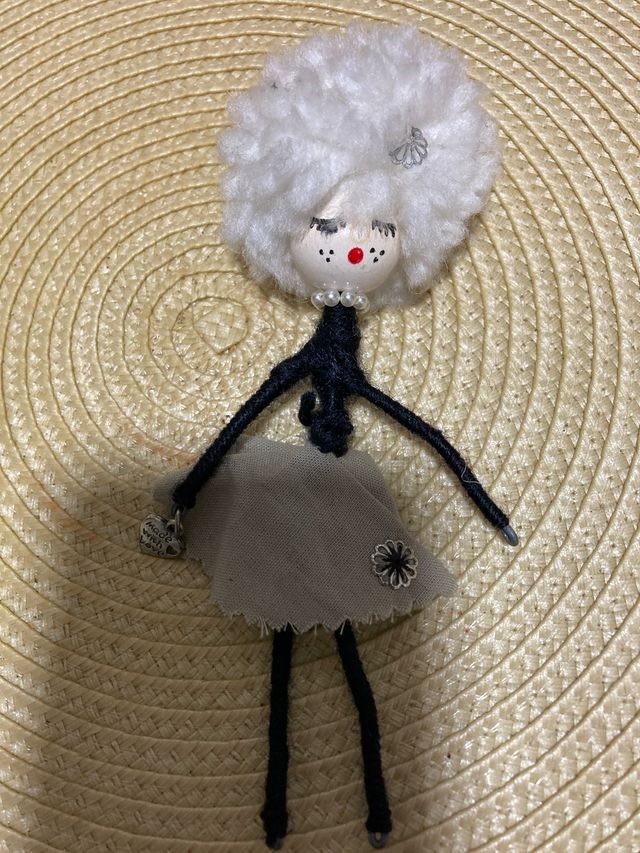 Broche de fieltro y perlas