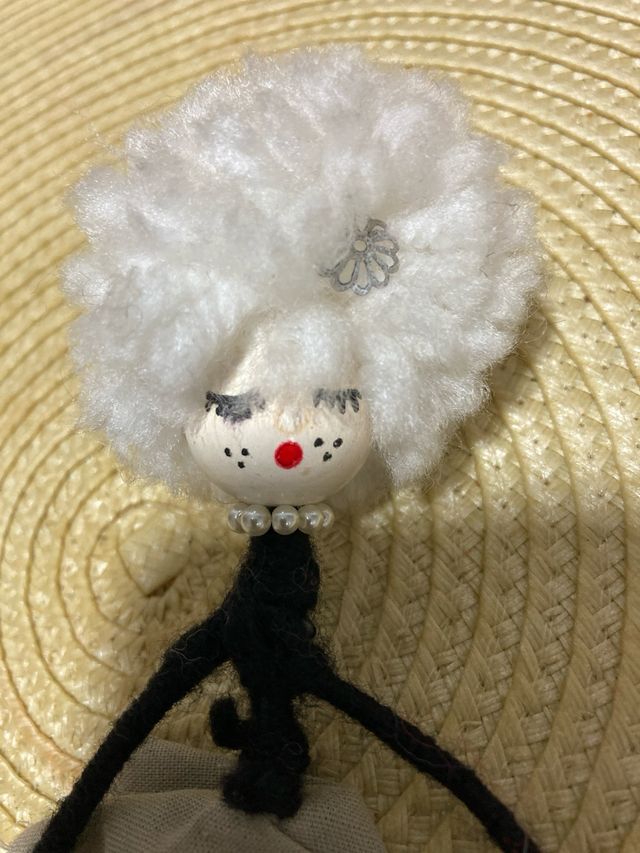 Broche de fieltro y perlas