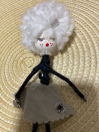 Broche de fieltro y perlas