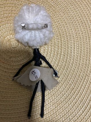 Broche de fieltro y perlas