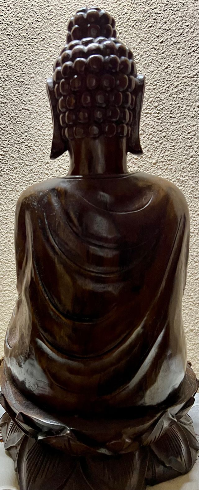 Buda de madera maciza tallada
