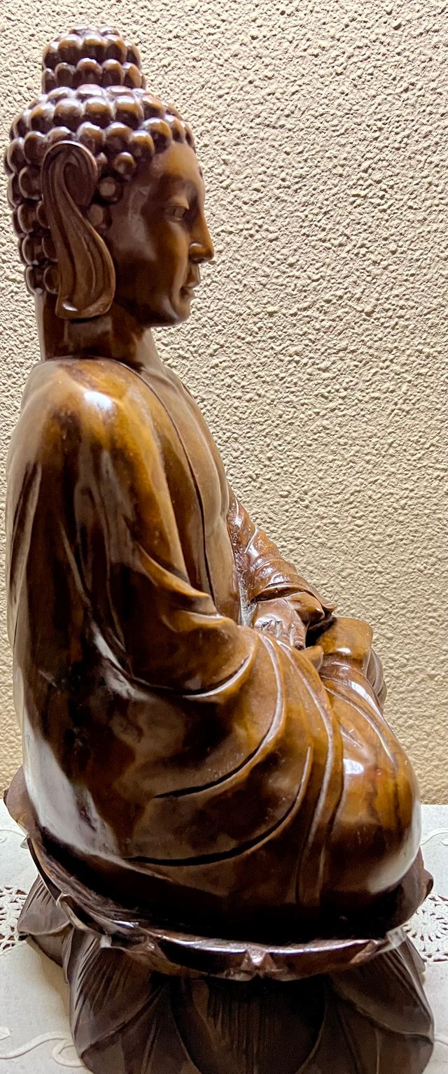 Buda de madera maciza tallada