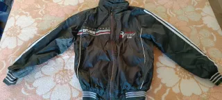 Chaqueta reversible verde y gris.