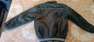 Chaqueta reversible verde y gris.