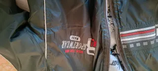 Chaqueta reversible verde y gris.