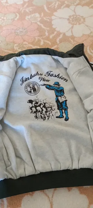 Chaqueta reversible verde y gris.