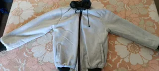 Chaqueta reversible verde y gris.