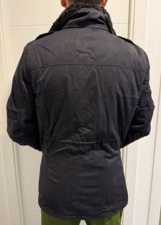 Chaqueta negra con cuello de pelo