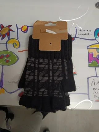 Guantes sin dedos negros y grises