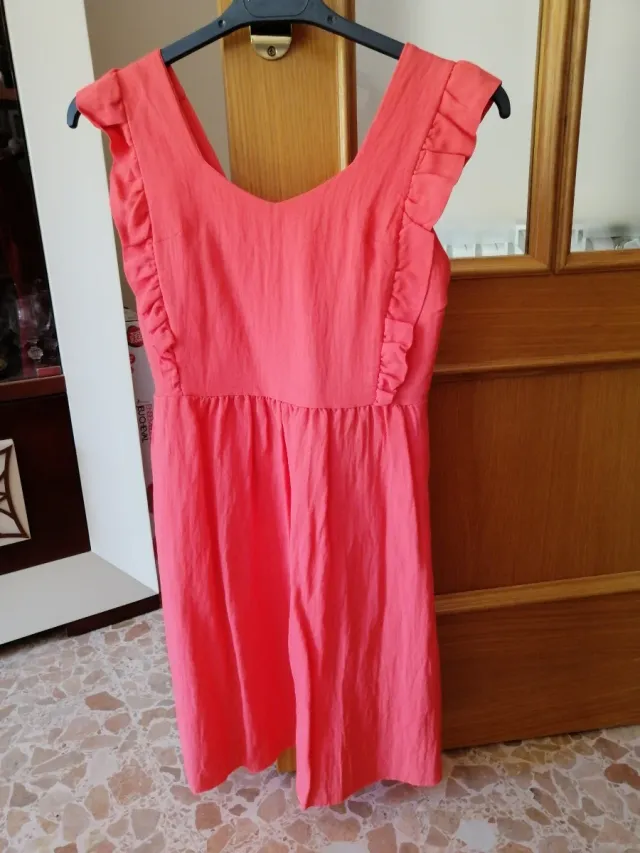 Vestido coral con volantes