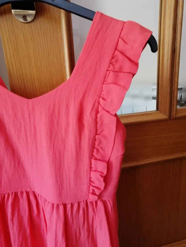 Vestido coral con volantes