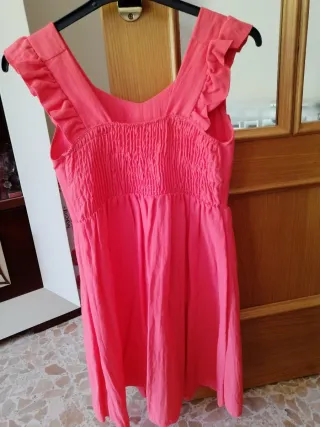 Vestido coral con volantes