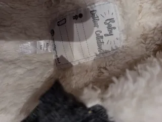 Buzo de bebé gris con forro blanco