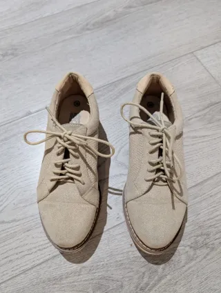 Zapatos beige con cordones
