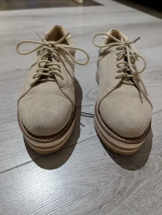 Zapatos beige con cordones