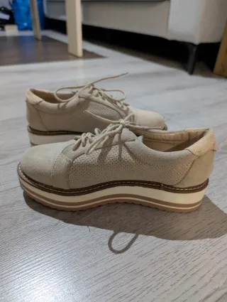 Zapatos beige con cordones