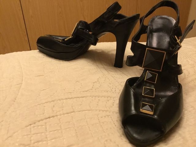 Sandalias fiesta negras con detalles dorados