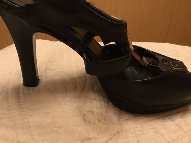 Sandalias fiesta negras con detalles dorados