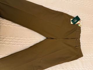 Pantalón hombre afelpado verde oliva, con etiqueta
