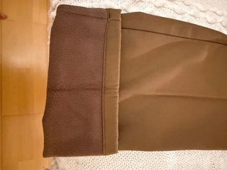 Pantalón hombre afelpado verde oliva, con etiqueta