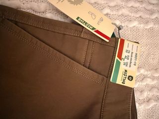 Pantalón hombre afelpado verde oliva, con etiqueta
