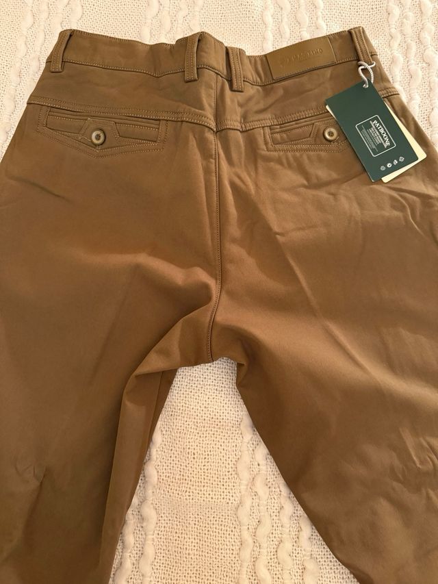 Pantalón hombre afelpado verde oliva, con etiqueta