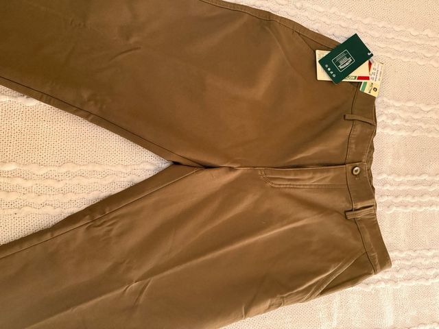 Pantalón hombre afelpado verde oliva, con etiqueta