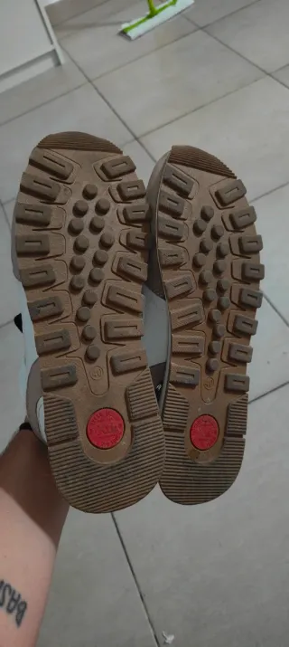 Zapatillas deportivas beige y blancas