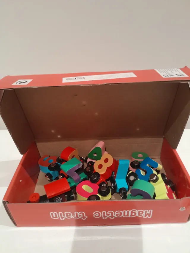 Tren magnético de madera con números Jacootoys