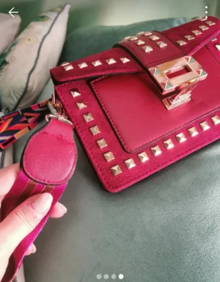 Bolso bandolera burdeos tachuelas