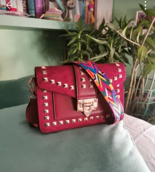 Bolso bandolera burdeos tachuelas