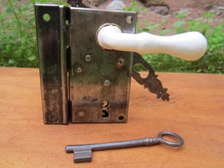 Cerradura antigua con su llave, pomo cerámico.