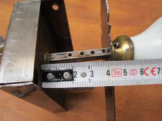 Cerradura antigua con su llave, pomo cerámico.