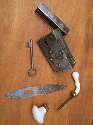 Cerradura antigua con su llave, pomo cerámico.