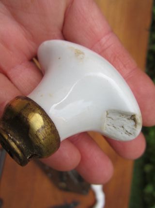 Cerradura antigua con su llave, pomo cerámico.